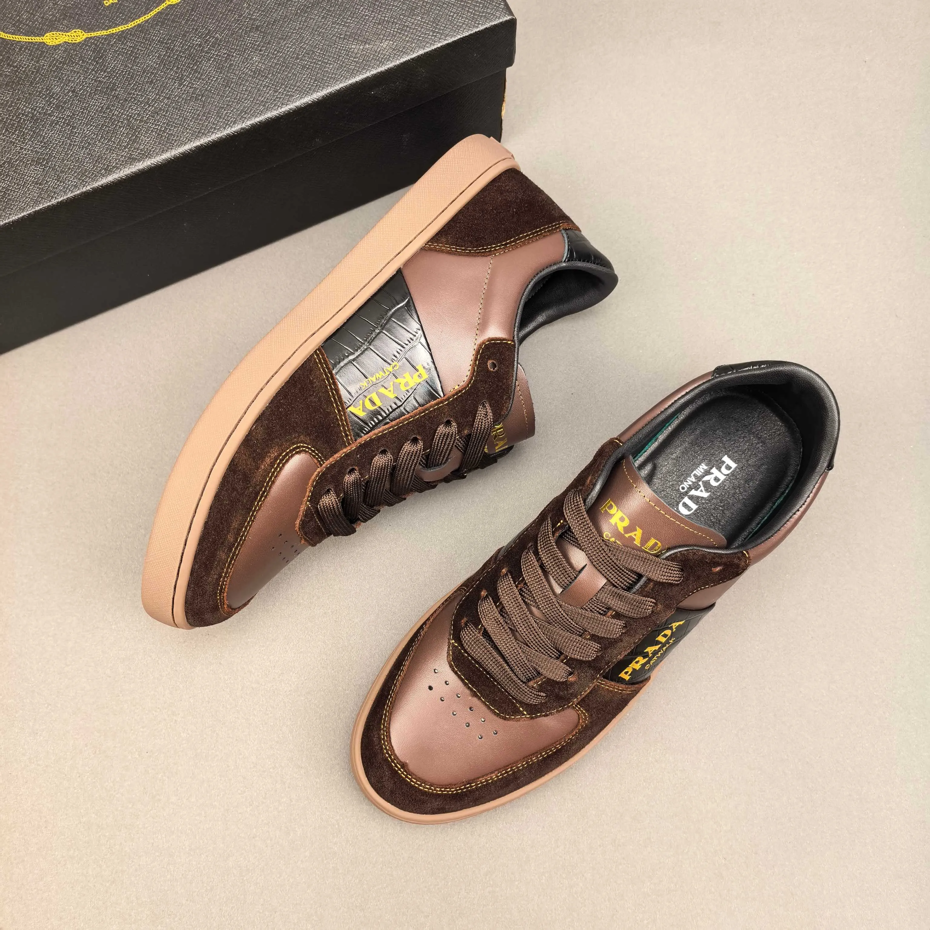 PP420❣️❣️❣️Prada set off the audience! Prada, an international brand that is constantly innovating, this men's casual shoe, the original version, made of cowhide leather at a ratio of one to one at the store, with leather feet and rubber non-slip outsole, breathable and comfortable, quality speaks for itself👄38-44